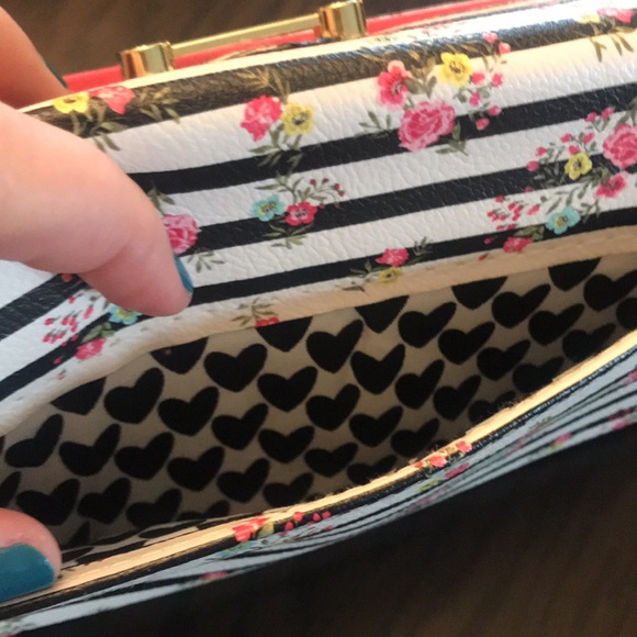 Pretty Wallet 🌸 - Picture 8 of 9